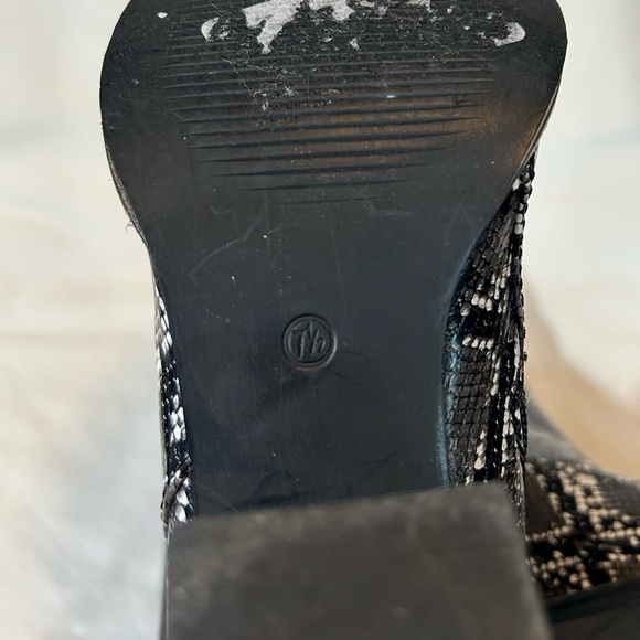 Diba True Boots Faux Snake Skin Chunky 3.5in Heel Black White Point Toe Size 7.5 - Picture 13 of 15